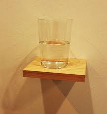 Vaso de agua medio lleno, 2006. Wilfredo Prieto.