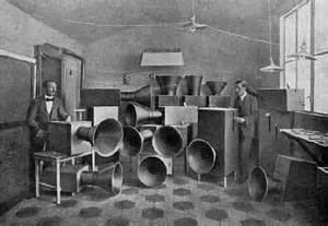 Tomasso Marinetti y Luigi Russolo ante sus instrumentos para "El arte de los ruidos", 1914.