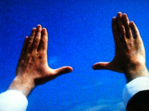 Yves Klein enmarcando un trozo de cielo con sus manos
